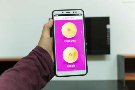 Negeri Sembilan, Malaysia - August 30, 2018: KnowYourLemons application on smartphone. It is a breast health application dedicated for every woman's phone.のeditorial素材