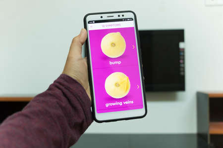 Negeri Sembilan, Malaysia - August 30, 2018: KnowYourLemons application on smartphone. It is a breast health application dedicated for every woman's phone.のeditorial素材