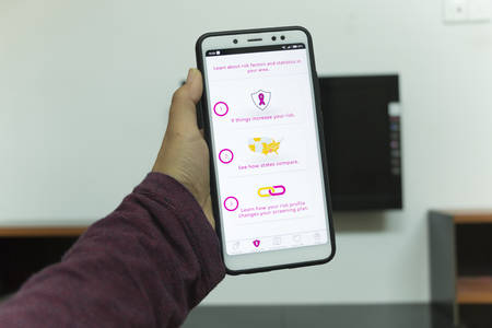 Negeri Sembilan, Malaysia - August 30, 2018: KnowYourLemons application on smartphone. It is a breast health application dedicated for every woman's phone.のeditorial素材