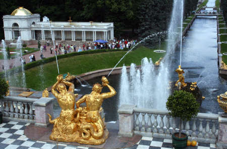 View of the sea channel in Peterhof のeditorial素材