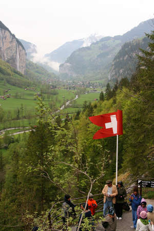 LAUTERBRUNNEN VALLEY, SWITZERLAND - 05 MAY 2005: Tourists from India are on the lookout in the mountainsのeditorial素材