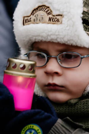 LUTSK, UKRAINE - 04 January 2009: Child during a meeting of the Bethlehem fireのeditorial素材