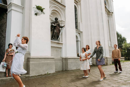 Lutsk, Volyn / Ukraine - July 26 2009: A bride is throwing her bouquetのeditorial素材