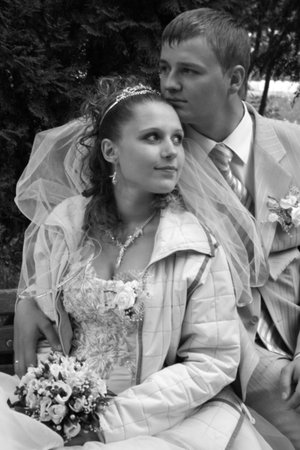 Lutsk, Ukraine - May 24 200: Bride and groom posing in parkのeditorial素材