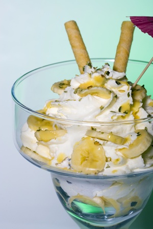 Vanilla icecream with sliced bananas and toppingsの写真素材