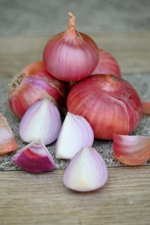 closeup the bunch sliced maroon white onion soft focus natural grey brown background.の写真素材