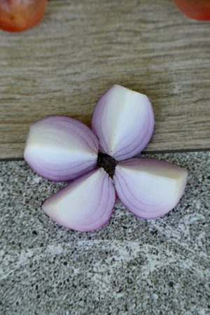 closeup the bunch sliced purple white four onion pieces on the grey brown background.の写真素材