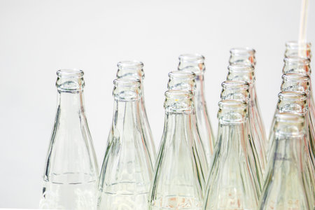 Close up glass bottle. Empty glass bottles in factory to fill with drink. - Imageの写真素材