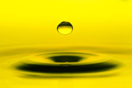 water drop splash on yellow background losing into horizonの写真素材