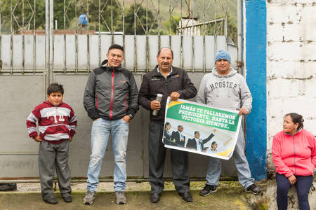 Banos De Agua Santa, Ecuador - 23 June 2015: Group Of Presidential Supporters Holding A Banner For Rafael Correa Delgado Visit In Banos De Agua Santa On June 23, 2015のeditorial素材