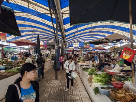 CHENGDU, CHINA - MAY 27, 2012: Unidentified people at food market in Chengdu, China. のeditorial素材
