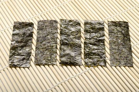 dried seaweed on matの写真素材