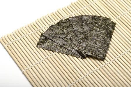 dried seaweed on matの写真素材