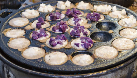 Kanom Krok, Sweet and savory grilled coconut-rice hotcakes. Asian street food dessert Thai street market, Bangkok, Thailandの写真素材