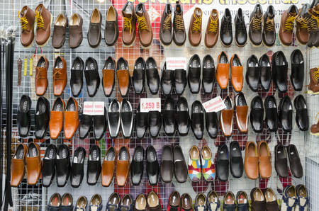 BANGKOK,THAILAND - 30 JANUARY 2017 : Sale leather shoes on marketのeditorial素材