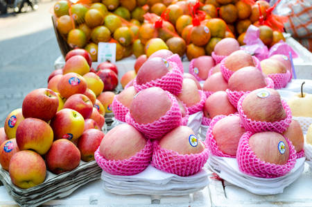 CHINA TOWN,BANGKOK,THAILAND - FEBRUARY 8,2017 : Selling apple fruit in car china town,Thailandのeditorial素材