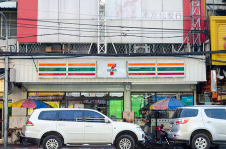 BANGKOK,THAILAND - 8 FEBRUARY 2017 : 7-11 at China town Thailandのeditorial素材