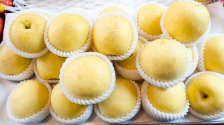 selling Chinese pear at marketの写真素材