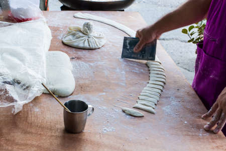 Threshing and cutting flour in process deep fried dough 