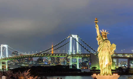 Lady liberty juxtaposed stand at Odaiba and Rainbow Bridge at Odaiba. Japan.の写真素材
