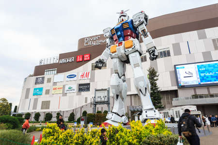 Tokyo, Japan - April 8, 2016: Full size Gundam RX78 Performances at DiverCity Tokyo Plaza, Odaiba, Tokyo, Japan - It is 18m tall The sculpture of famous anime franchise robot.のeditorial素材