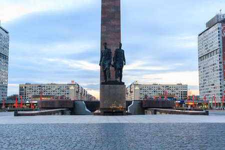 Saint Petersburg, Russia - May 2, 2018: Statue of soldiers marching to war at the Monument to the Heroic Defenders of Leningrad.のeditorial素材