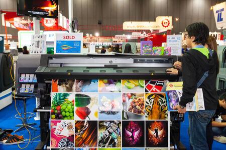 BANGKOK - SEPTEMBER 27 :Unidentified people interesting HP L360 at GASMA PRINT 2014 on Sep 27,2014 in BITEC ,Bangkok, Thailand.のeditorial素材