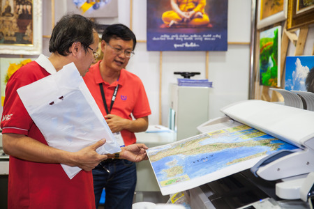 BANGKOK - AUGUST 29 : Unidentified people interesting EPSON printing  machines at Pack Print and T-PLAS THAILAND on Aug 29,2015 in BITEC ,Bangkok, Thailand.のeditorial素材