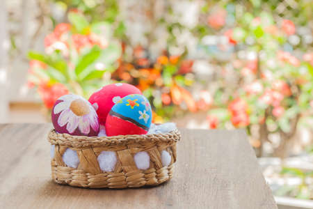 easter egg in basket on woodの写真素材