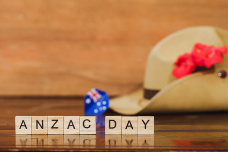 Anzac army slouch hat with Australian Flag on vintage wood backgroundの写真素材
