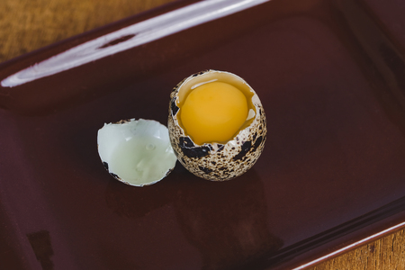 Quail eggs in plate On the old wood table background.の写真素材