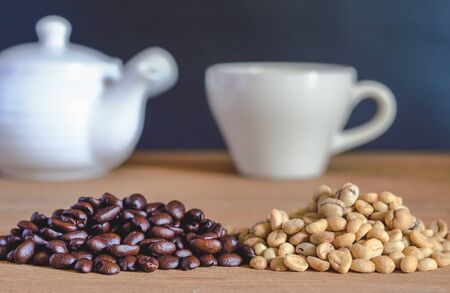 Raw coffee bean and roasters coffee bean on table.の写真素材