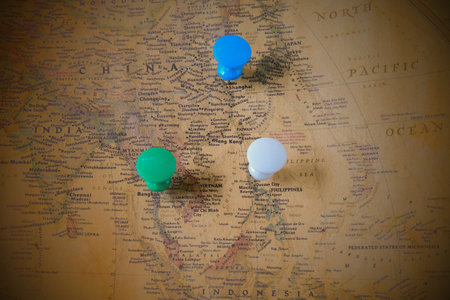 The color pins on old map,point on location.の写真素材