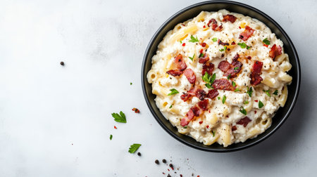 A mouth-watering creamy pasta dish topped with crispy bacon bits and fresh parsley, perfect for comfort food lovers seeking a delicious meal.の素材