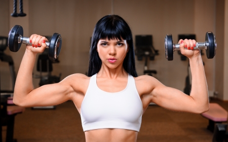  Beautiful young woman working out in fitness clubの写真素材