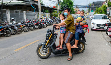 Family respects self-protection anti-coronavirus by wearing face masks.のeditorial素材