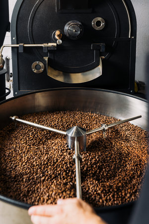 Roasting coffee machine with a drum full of beans