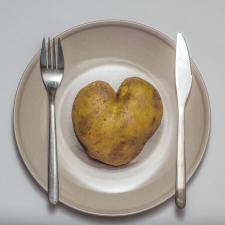 a heart-shaped potato in the plateの写真素材