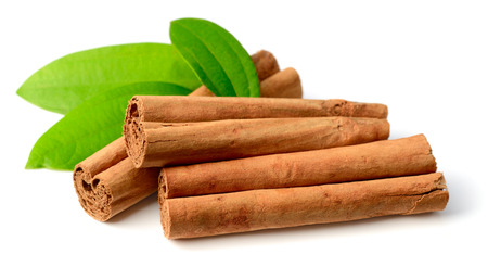 close up of cinnamon sticks isolated on white backgroundの写真素材