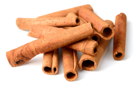 close up of cinnamon sticks isolated on white backgroundの写真素材