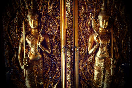 Deva on the door at Tha Sung Temple, Thailand.の素材