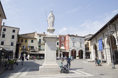 DESENZANO DI GARDA ITALY: Cityscape old town on April 28, 2018 in Garda lake Italyのeditorial素材