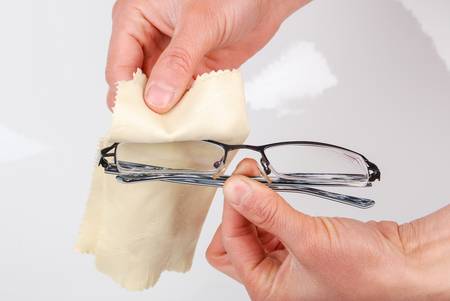 Cleaning glasses Note to editor 	の写真素材