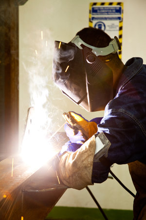 Welding a beamのeditorial素材