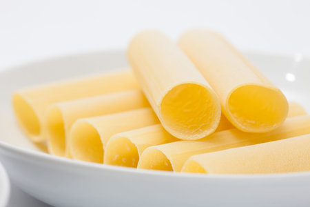 Spinach and cheese cannelloni preparation : Raw cannelloni in a white dish