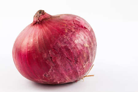 Red bulb onion (Allium cepa) isolated in white backgrounの写真素材