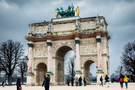 Tourists at the Arch of Triumph in a freezing winter day just before springのeditorial素材