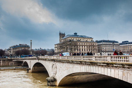 Pont au Change over the River Seine in a cold winter dayのeditorial素材