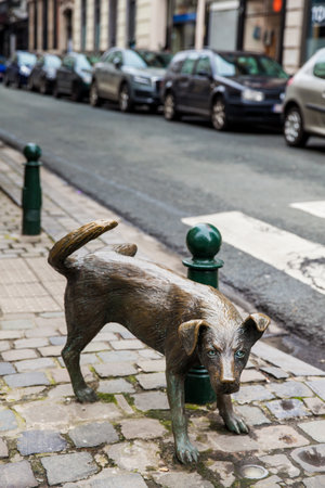 Dog peeing statue called Zinneke Pisのeditorial素材