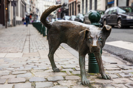 Dog peeing statue called Zinneke Pisのeditorial素材